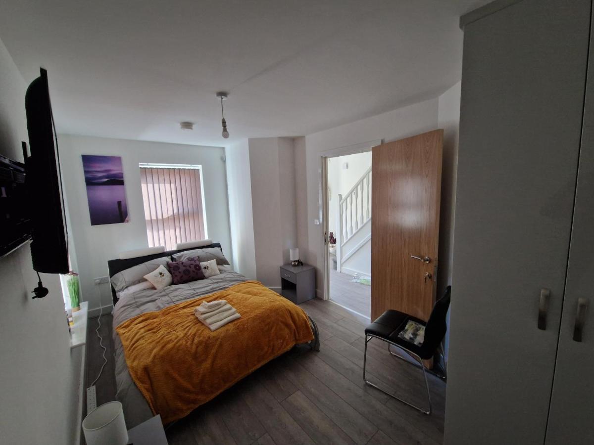 7 Burnby Close,leeds,ls14 1ga Apartment